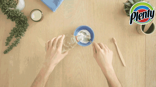 Den Reiniger abwischen 