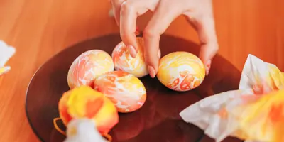 Ostereier färben mit Küchenrolle: bunt, kreativ und kinderleicht