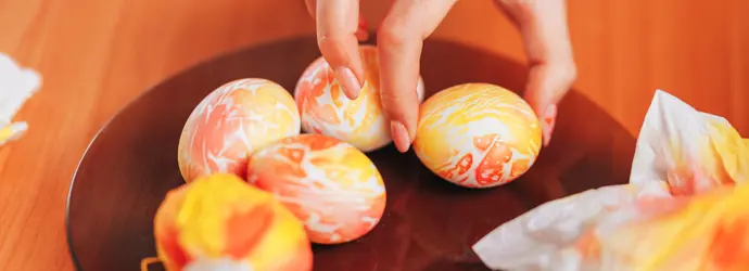 Ostereier färben mit Küchenrolle: bunt, kreativ und kinderleicht